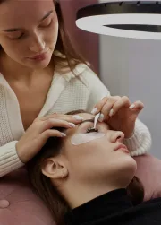 Professionelle Wimpernstylistin