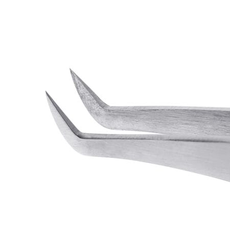 RV 1 확대 Close-up of two stainless steel angled precision tweezers with sharp tips, designed for professional eyelash extension application, on a white background.