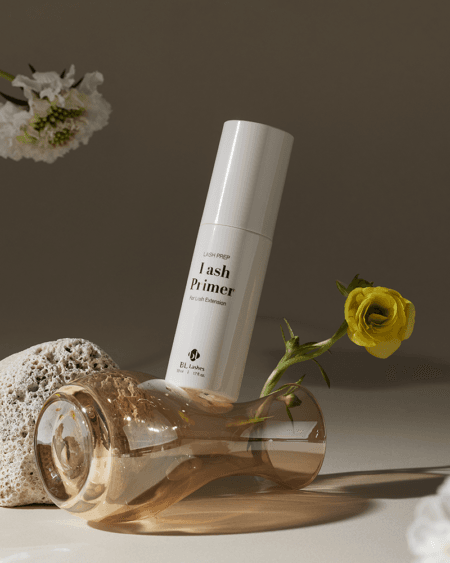 lash-primer-floral-lifestyle-4x5 BL Lashes Lash primer_NEW 50ml – product photo on grey background